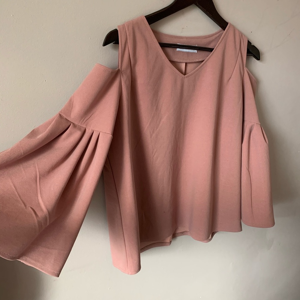 🍃 Cold Shoulder Top 🍃 Host Pick 🌻